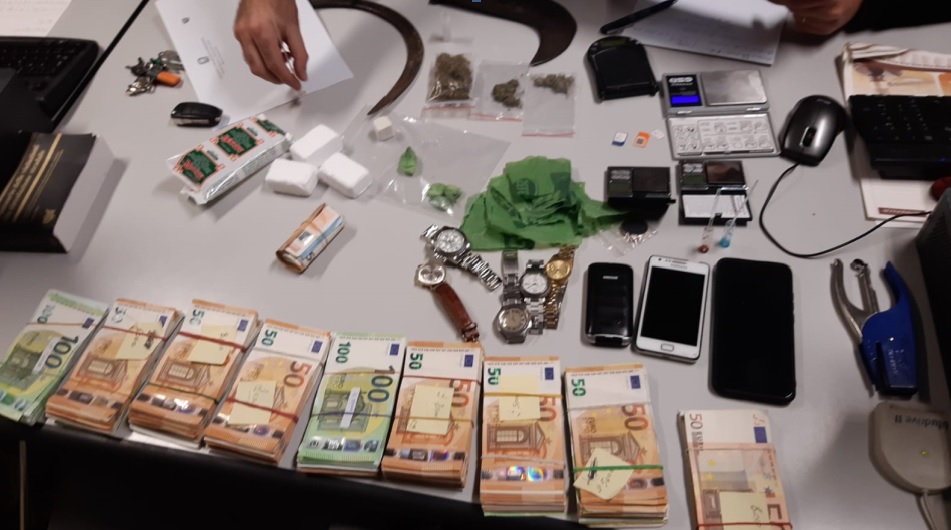 Detenzione di stupefacenti finalizzati allo spaccio e soldi: in manette un 64enne
