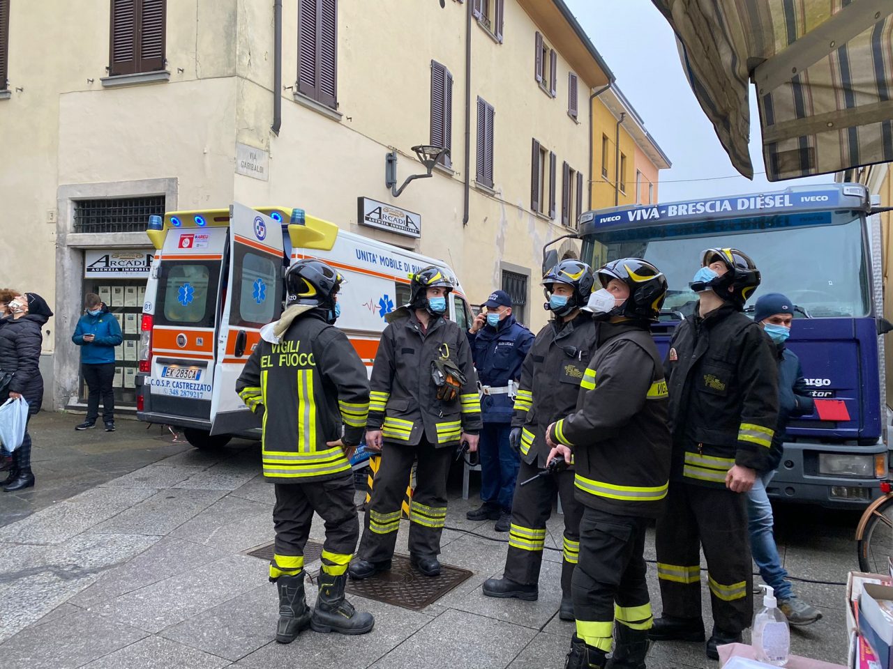 Cade un sasso dalla torre, colpita una donna a Chiari