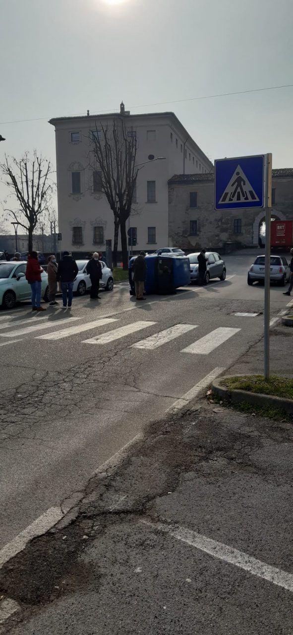 Auto si ribalta in centro: intervengono i pompieri