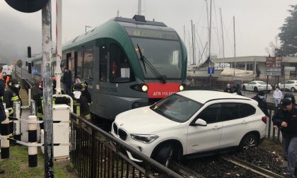 Incidente ferroviario: treno travolge auto incastrata sui binari