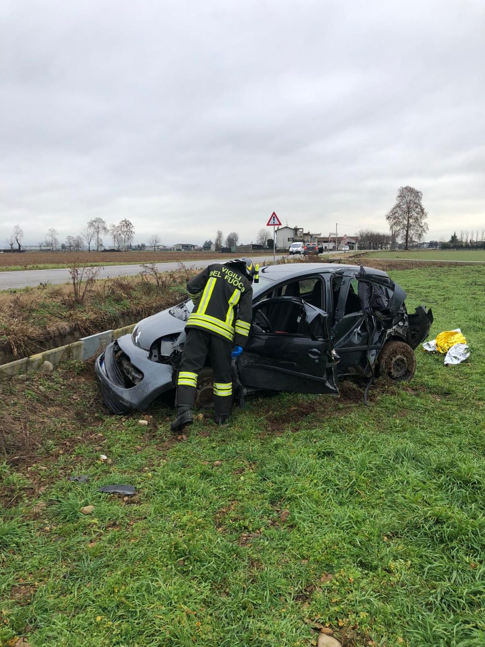 Auto finisce fuori strada in via per Chiari