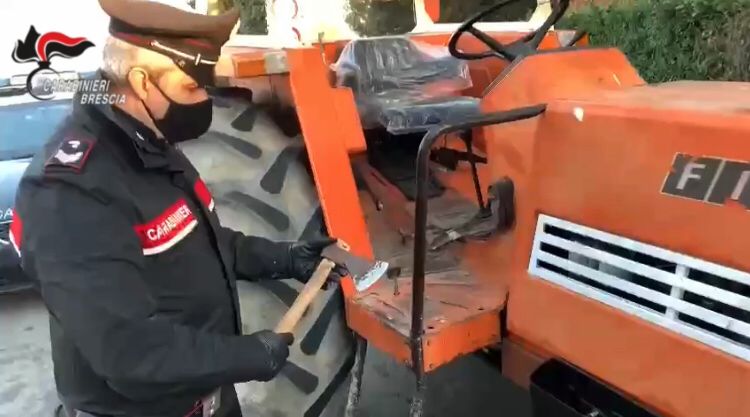 Parte col trattore e un’ascia per ammazzare l’ex moglie: fermato dai carabinieri