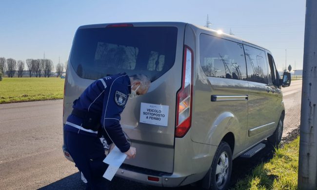 Senza revisione e con la patente scaduta da anni: cinquemila euro di multa
