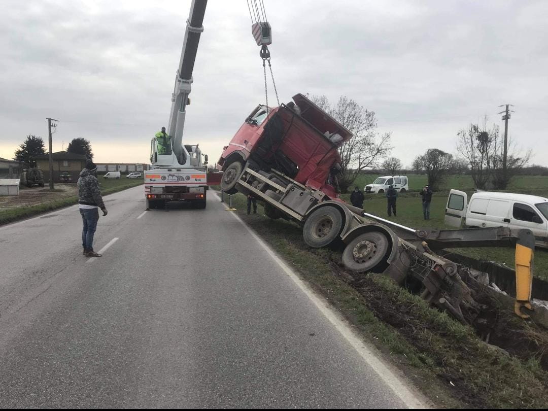 Elisoccorso a Quinzano per un camion ribaltato sulla SpIX: ferito un 59enne