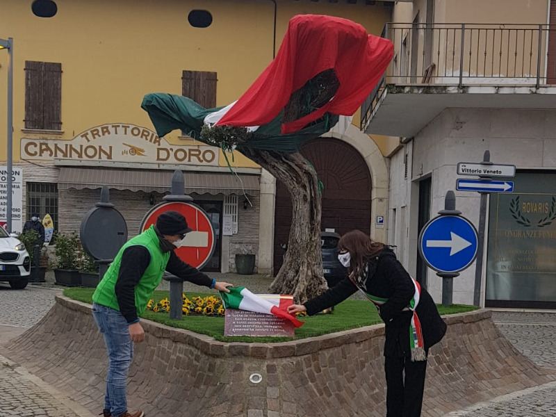 Un ulivo in memoria delle vittime del Covid di Azzano Mella