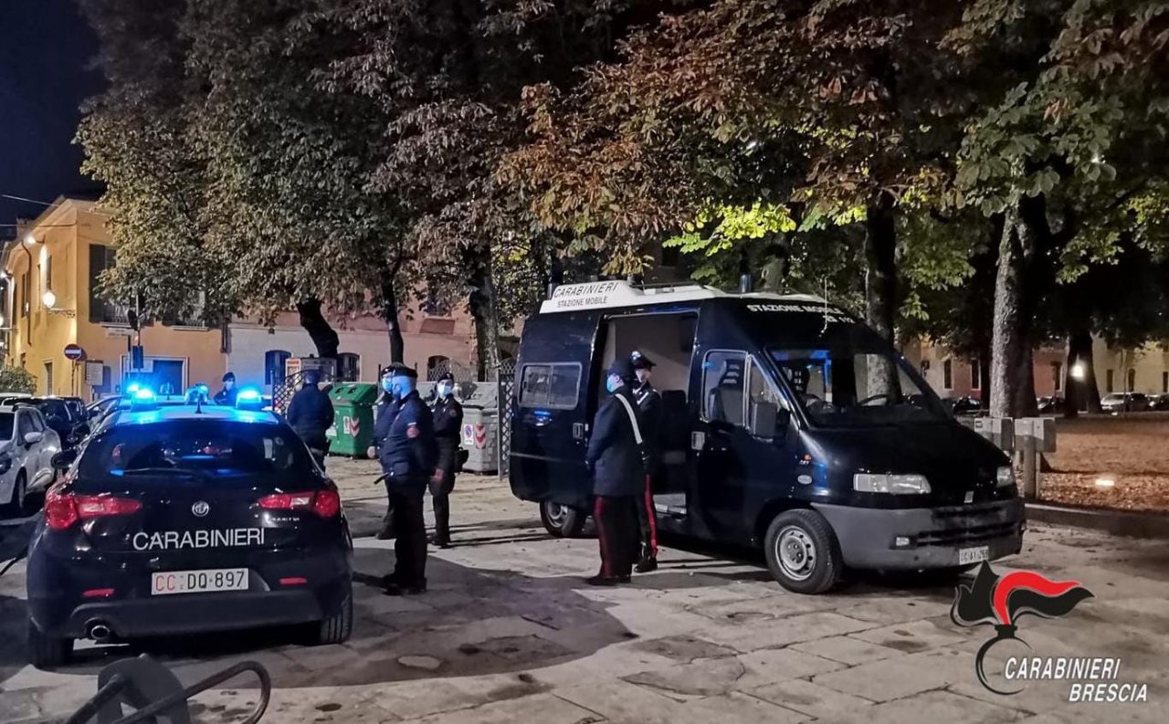 Multati perché non indossavano la mascherina, insultano i carabinieri: due giovani denunciati