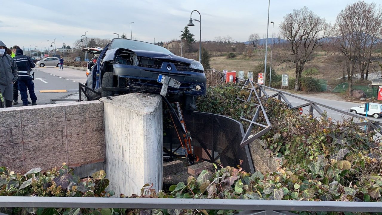 Auto si impenna nel parcheggio del centro commerciale