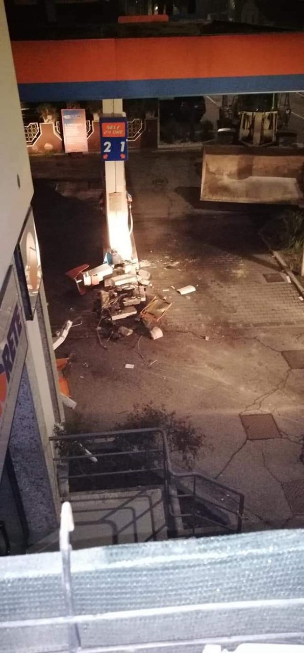 Assalti ai distributori con la ruspa: sgominata una banda di romeni