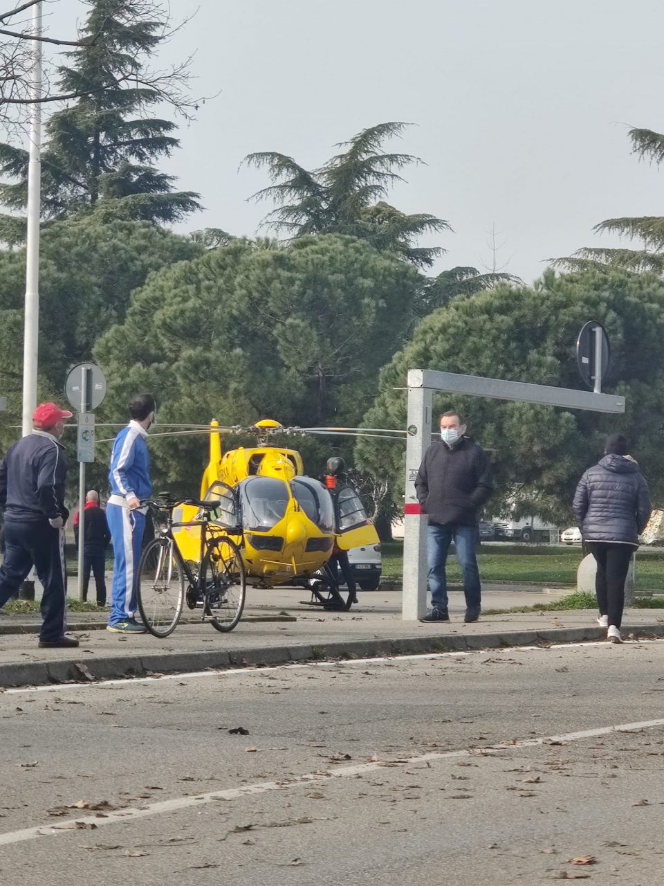 Cade dal muretto mentre lavora, un 34enne finisce in ospedale