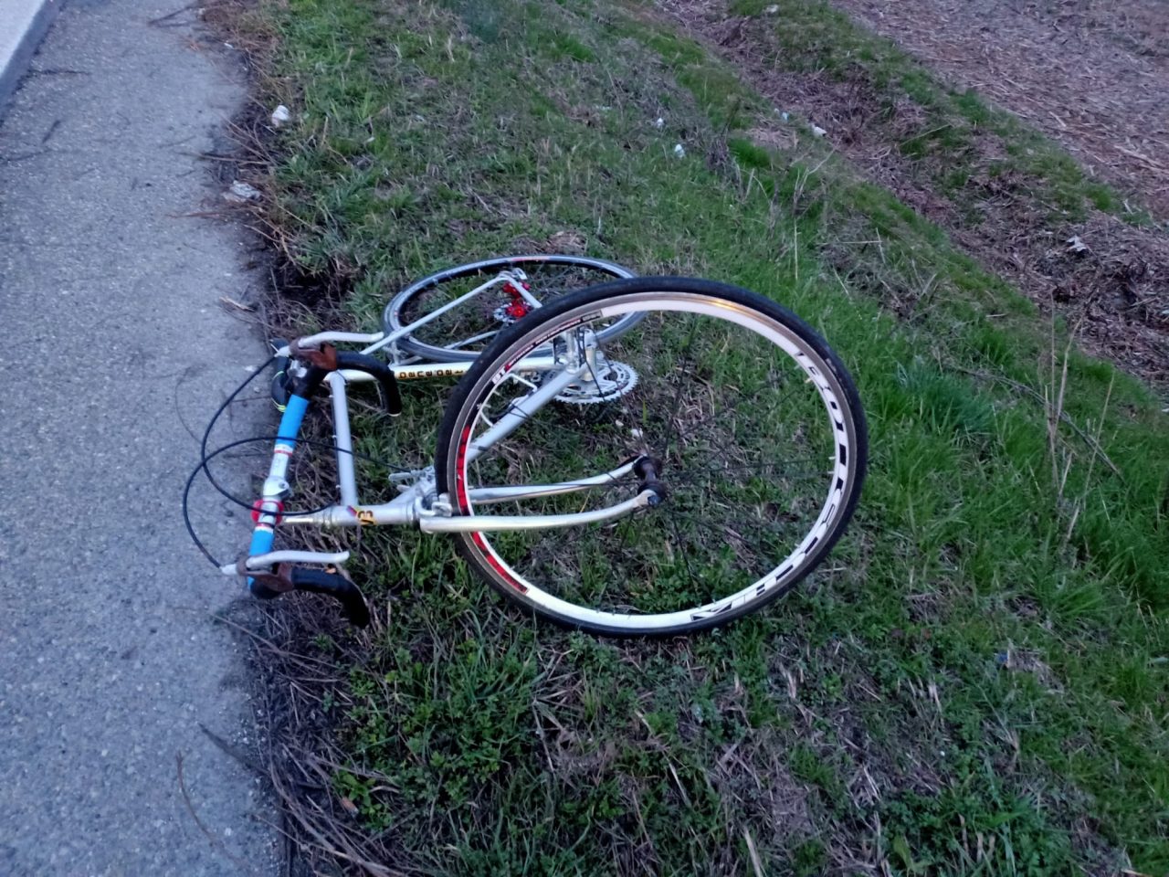 Finisce a terra dopo l’urto con un carro funebre: ciclista trasportato in elisoccorso al Civile