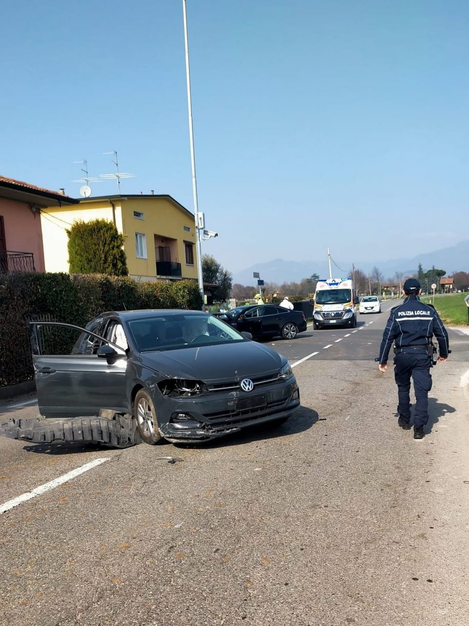 Scontro fra due auto, coinvolte anche due minorenni