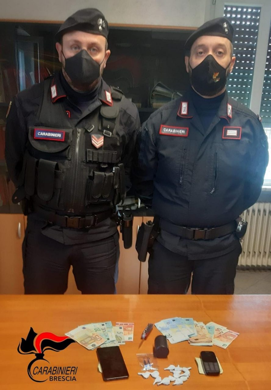 Inverte la marcia alla vista dei carabinieri: arrestato un pusher 35enne