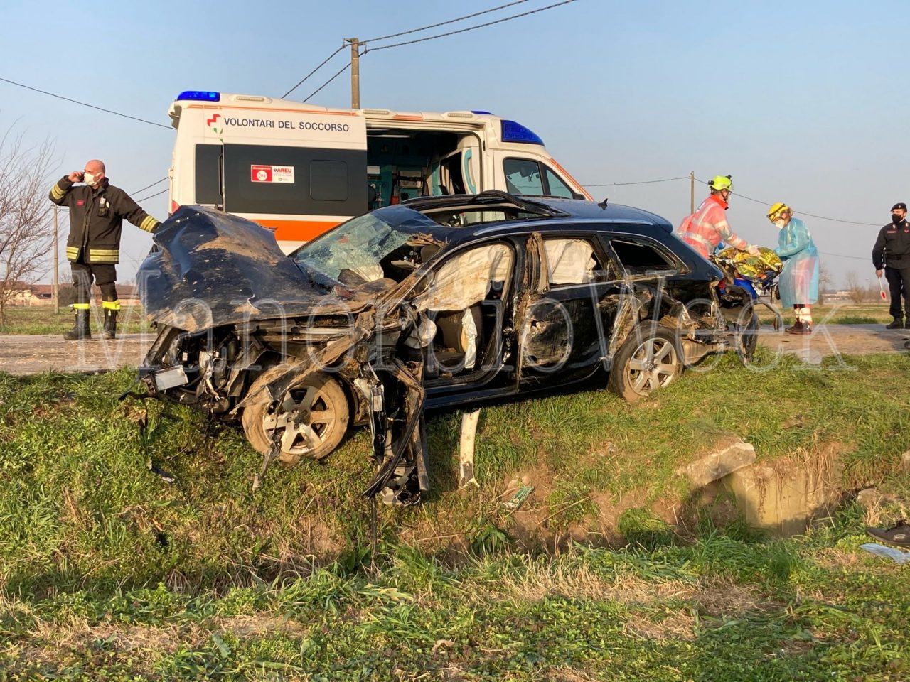 Auto finisce fuori strada, gravi il conducente e due passeggeri