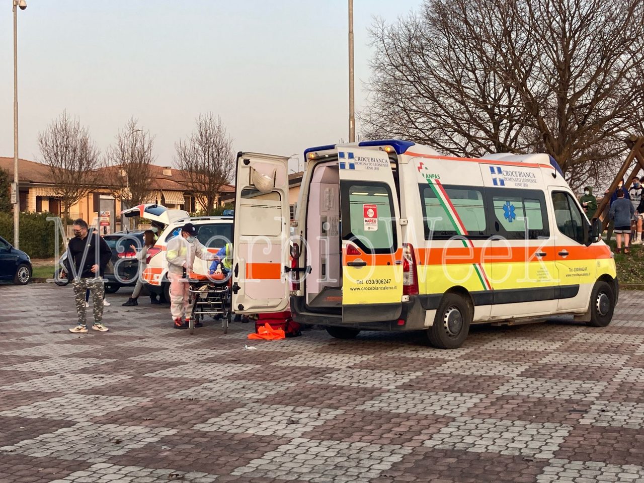 Prova a guidare il motorino, ma perde il controllo e investe un ragazzo