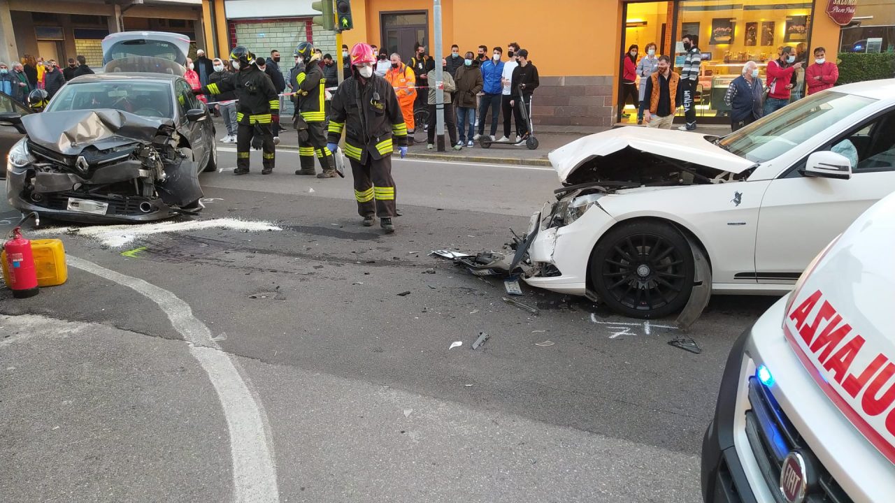 Scontro violento all’incrocio, in tilt il traffico a Palazzolo sull’Oglio