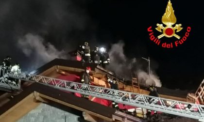 Il tetto prende fuoco, paura a Vezza d'Oglio