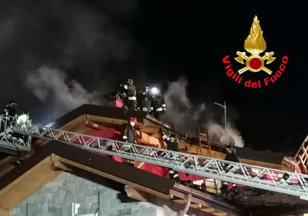Il tetto prende fuoco, paura a Vezza d’Oglio