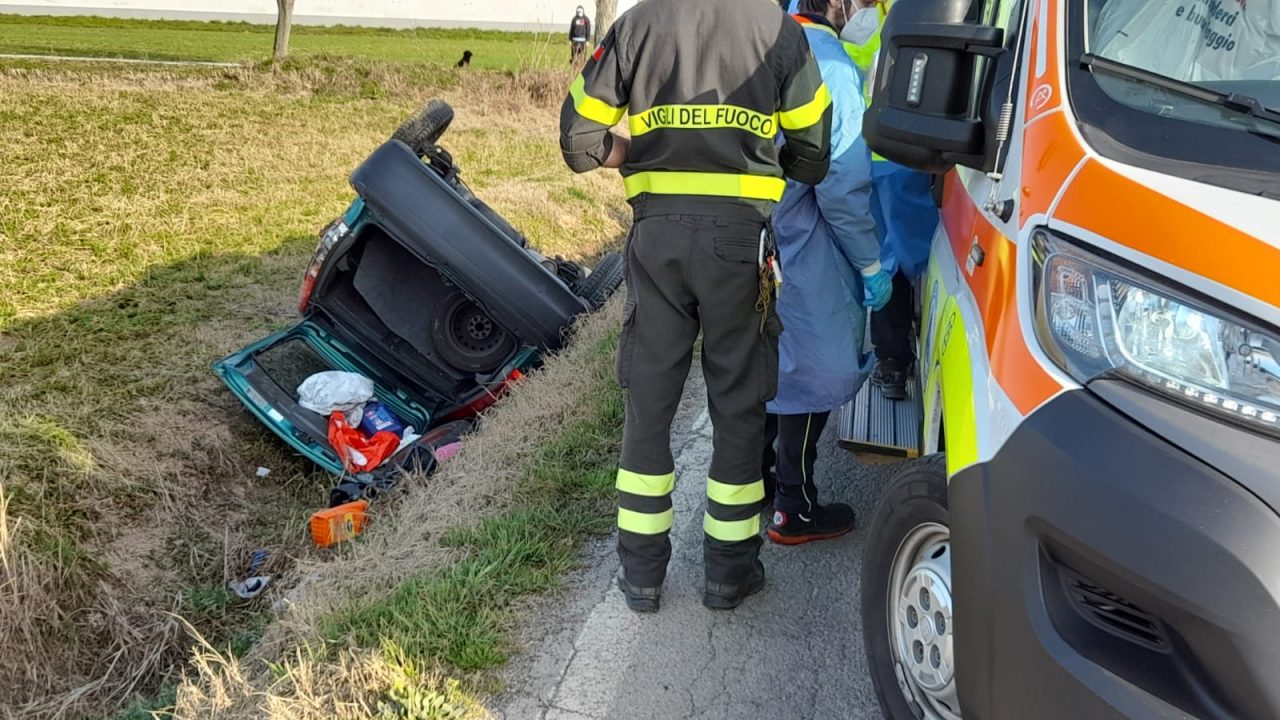 Esce di strada con l’auto e si ribalta nel fosso