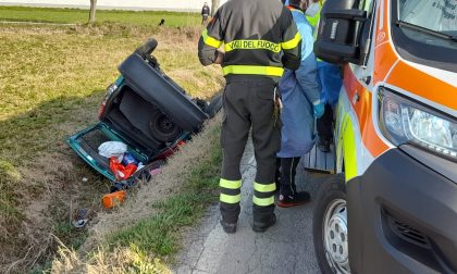 Esce di strada con l'auto e si ribalta nel fosso