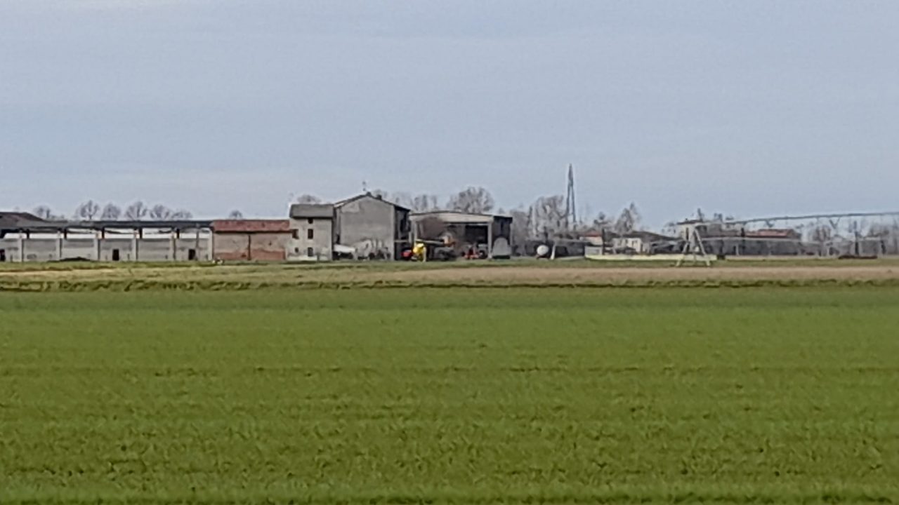 Ha un malore e cade dalla scala, arriva l’elisoccorso in cascina