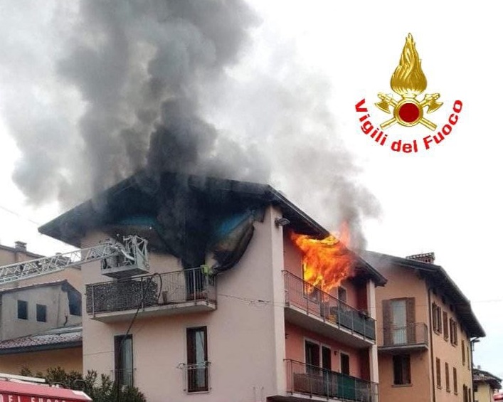 Incendio in una palazzina, ragazzino intossicato dal fumo