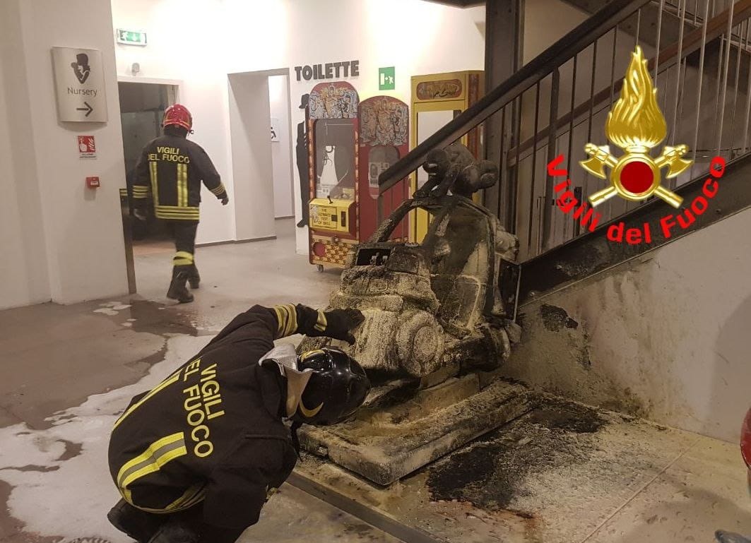 Prende fuoco un gioco per bambini al centro commerciale