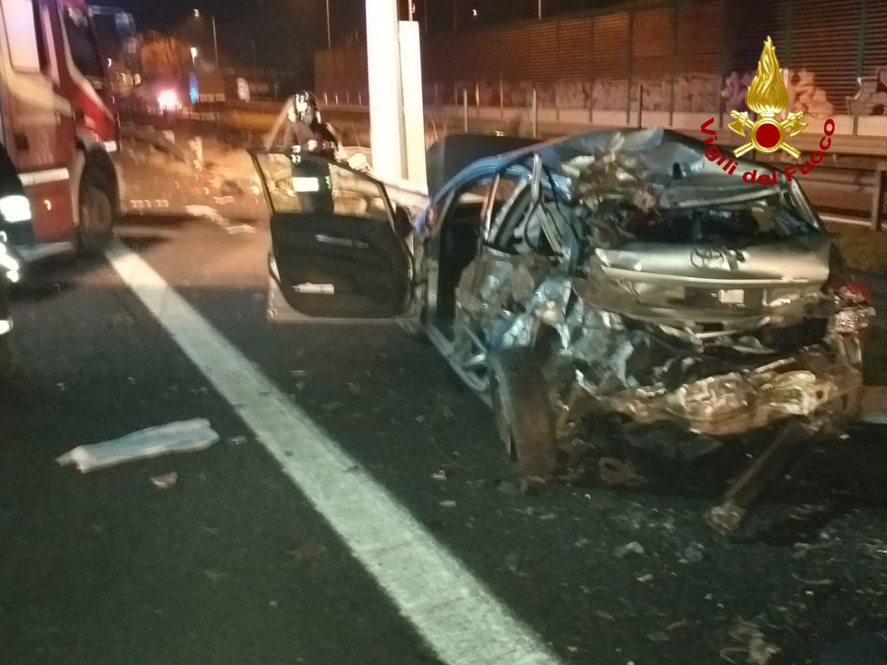Carambola in autostrada, Tir abbatte le barriere e finisce in tangenziale