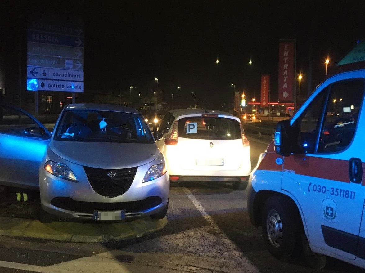 Scontro tra due auto sulla rotonda a Rovato