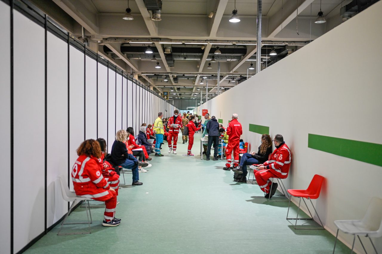 Prove di vaccinazioni anti-Covid di massa, a Milano cronometrate le somministrazioni