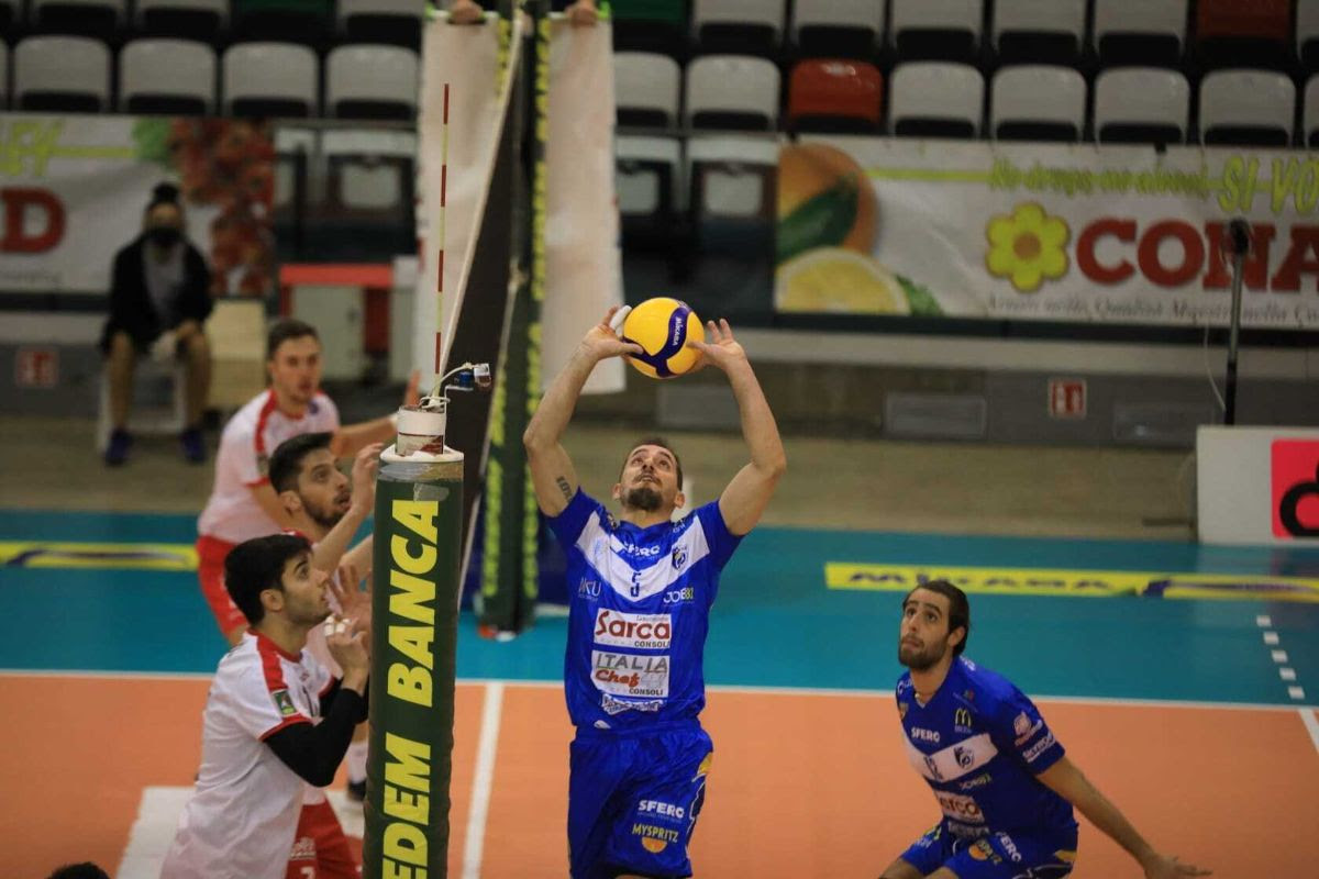 Brescia corsara al tie-break a Reggio Emilia