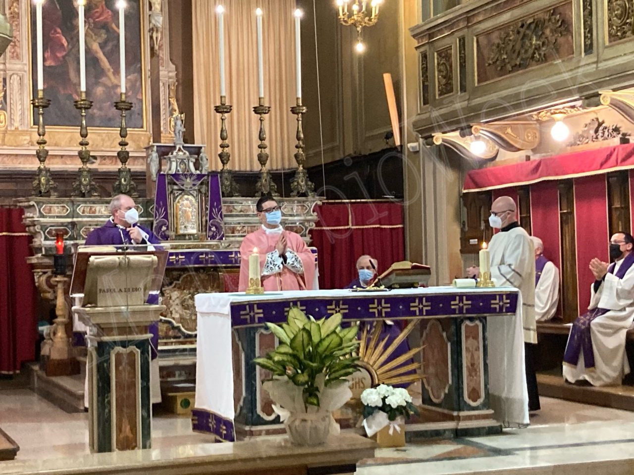 Il paese accoglie il nuovo parroco: “Benvenuto don Renato”