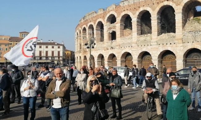Manifestazione No Vax a Verona contro la «dittatura sanitaria» nel giorno dei 1000 contagi a Brescia