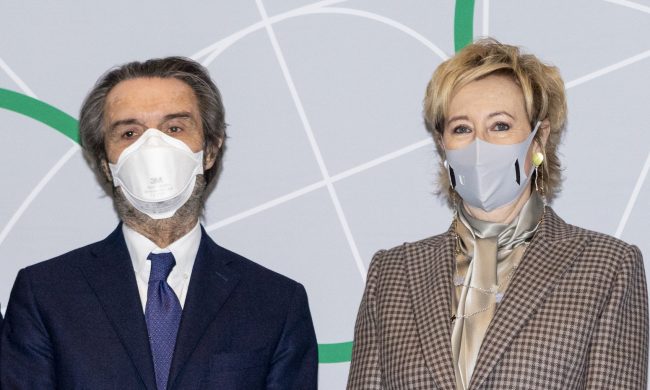 Fontana e Moratti non riferiscono in Aula sulla campagna anti-Covid, opposizioni furiose