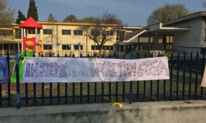 Salò, manifestazione contro la Dad davanti ai cancelli della Teresio Olivelli