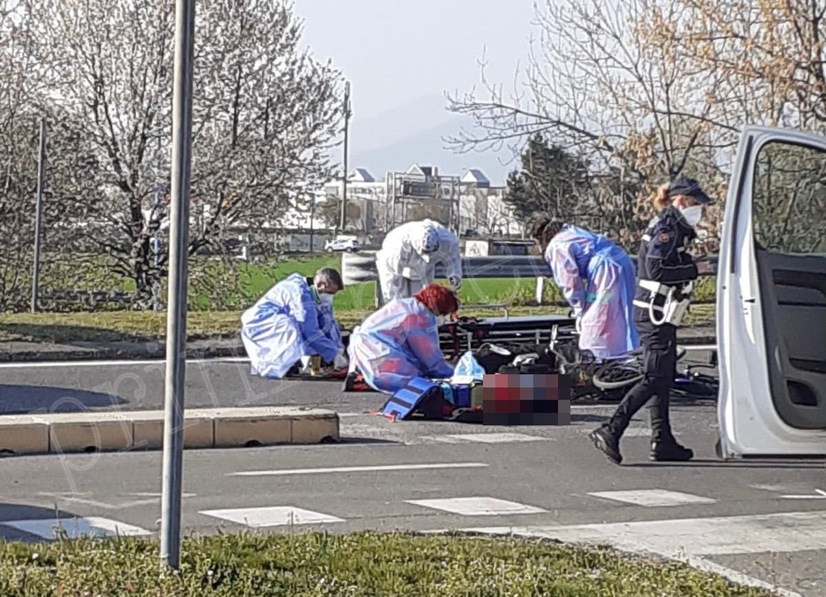 Investimento ciclista grave una donna