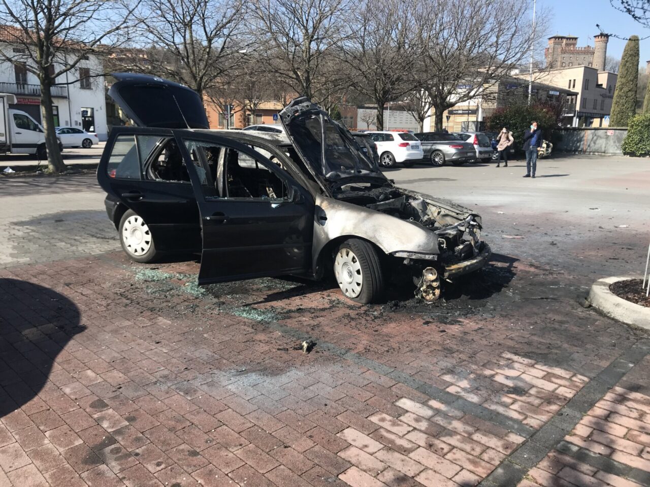 Un’altra auto a fuoco, questa volta nel parcheggio della Lidl