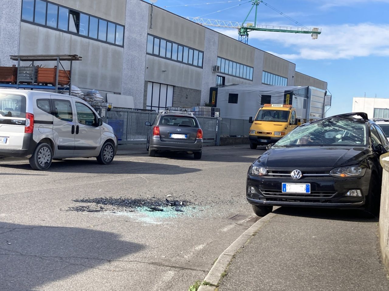 Carambola e ribaltamento in zona artigianale: un ferito in codice rosso