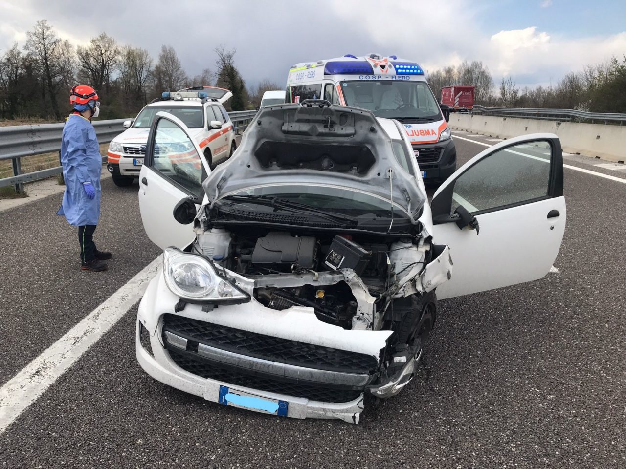Sbanda e urta contro il guard rail, in ospedale una 27enne