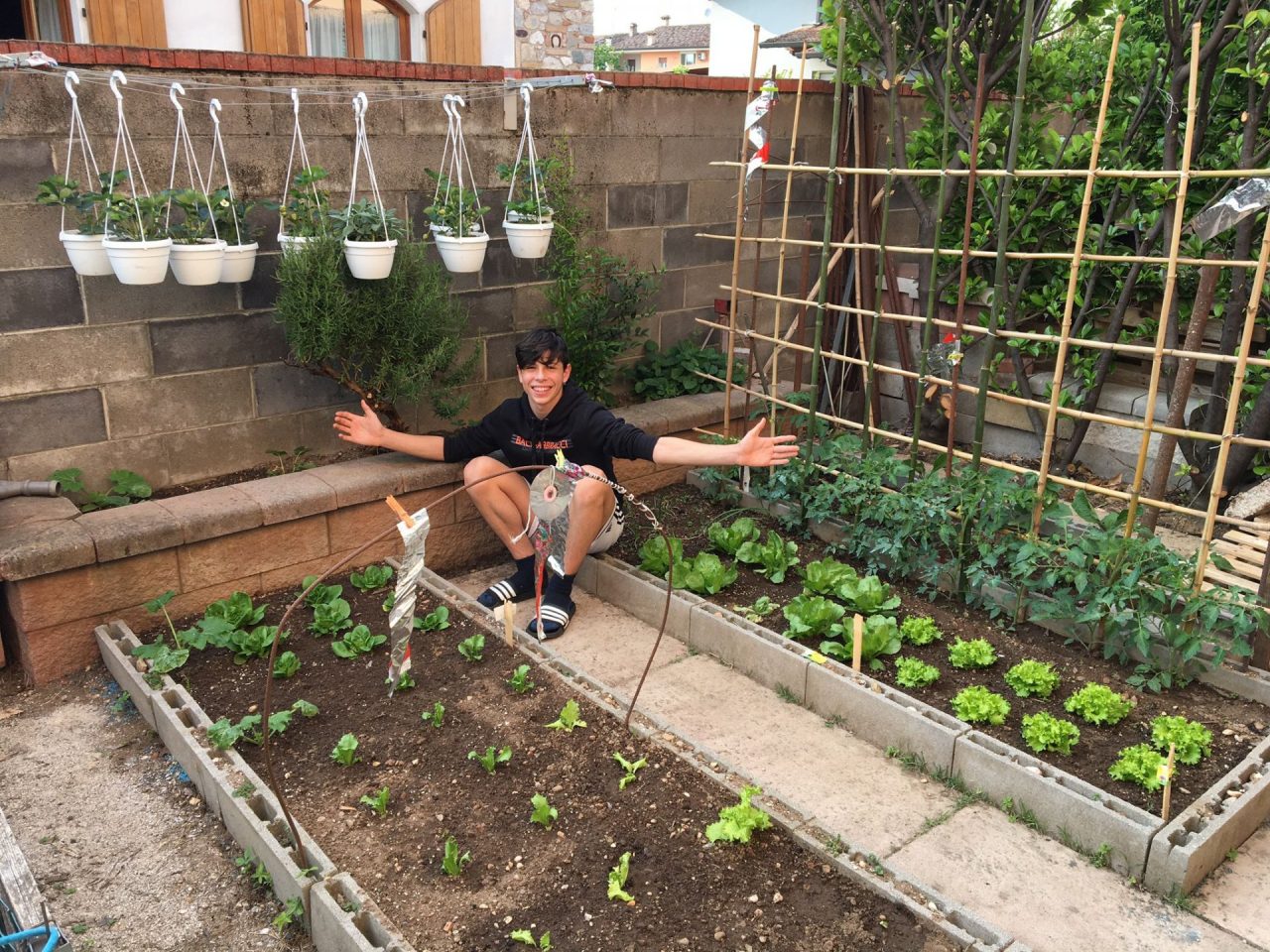 Coltivare l’orto come eredità dei due nonni, la storia del giovane Paolo Crotti