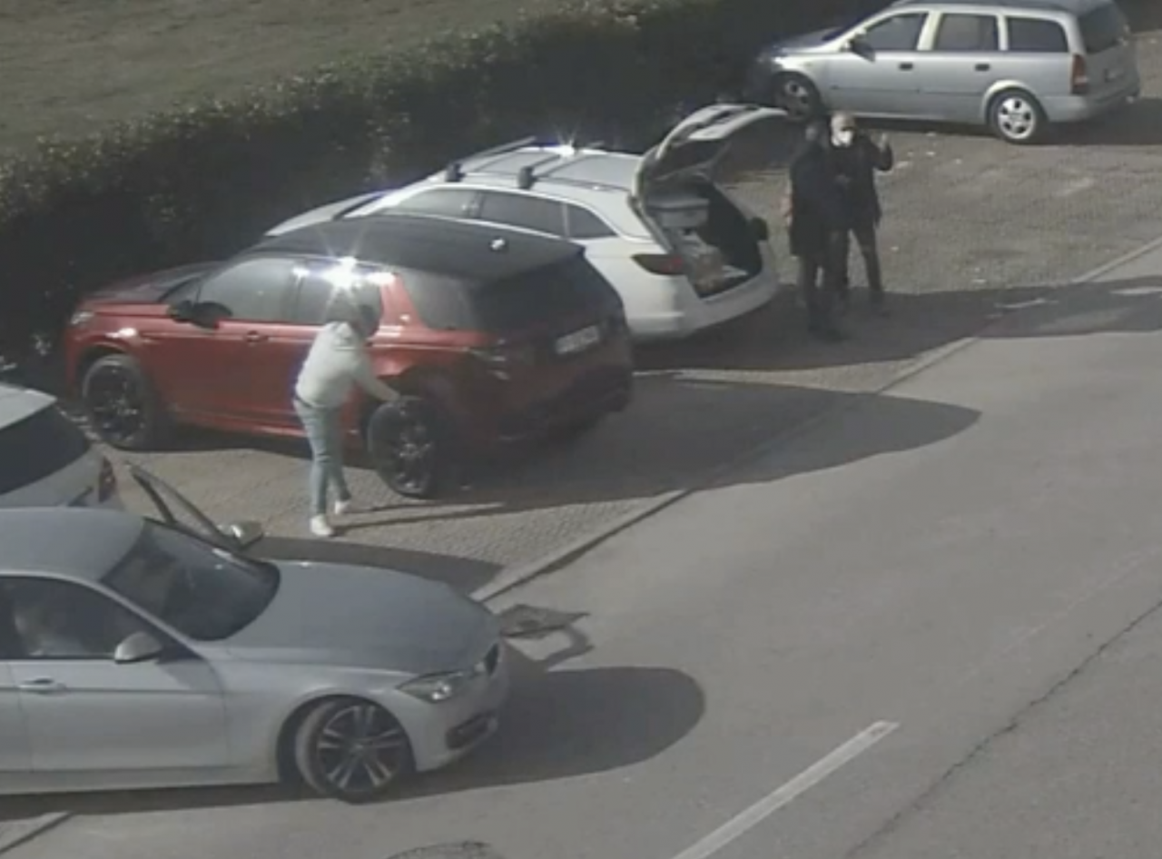 Il video del nomade che bucava le gomme per distrarre le vittime e derubarle