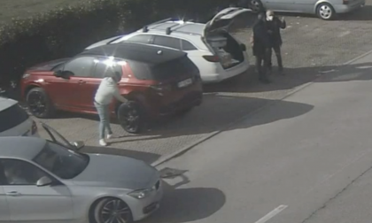 Il video del nomade che bucava le gomme per distrarre le vittime e derubarle