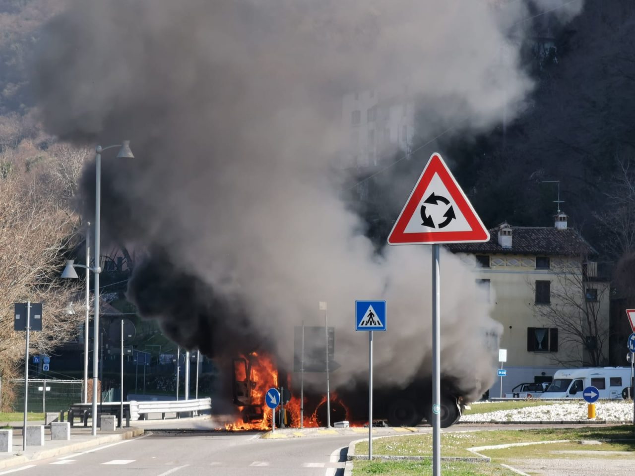 Camion in fiamme sulla litoranea a Iseo, bloccata la viabilità
