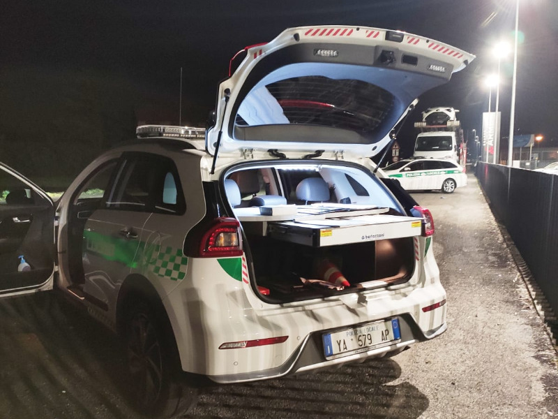 Non si ferma all’Alt e quasi investe gli agenti: “Pensavo foste degli ubriachi in mezzo alla strada”