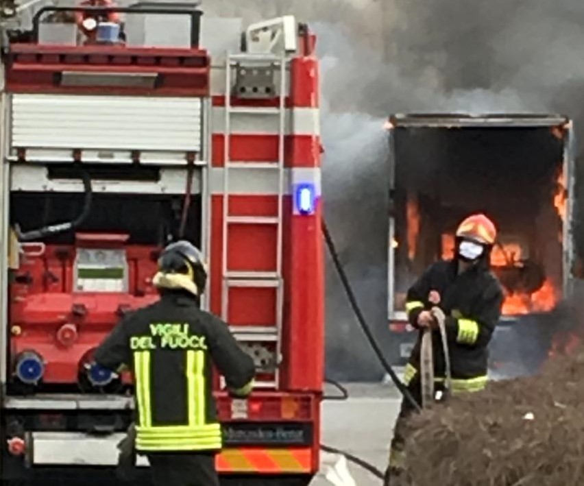 Prende fuoco il furgone di un corriere: sul posto i Vigili del fuoco