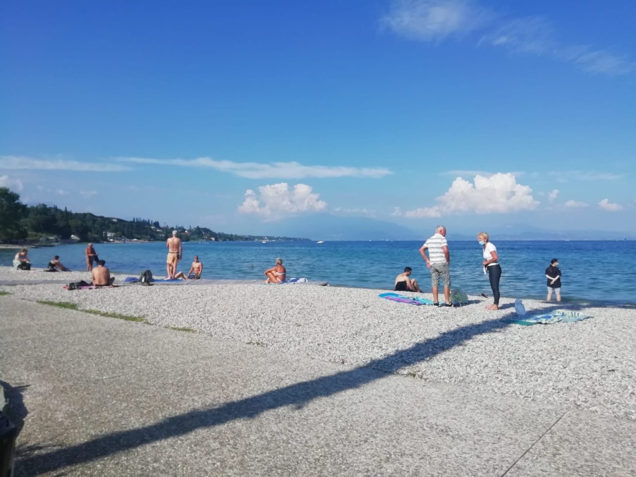 Nuova stretta in tutta la Regione: scatta la chiusura di alcune spiagge gardesane