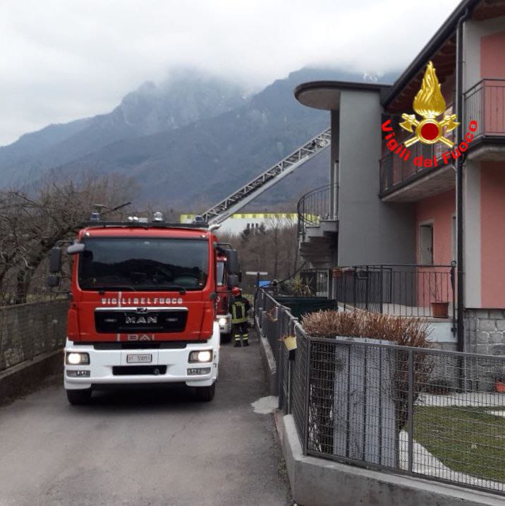 S’incendia il tetto: intervengono i Vigili del fuoco