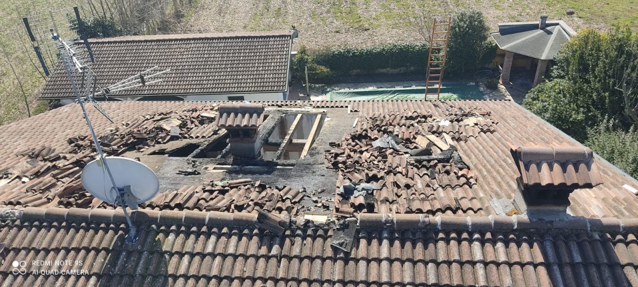 Orzinuovi, il fuoco divora il tetto di una casa