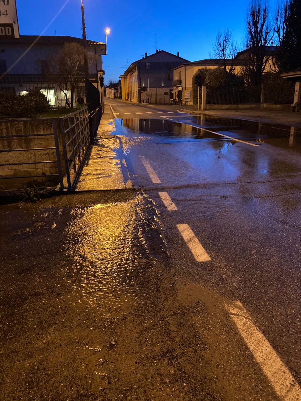 Si guasta il tubo, il quartiere rimane senza acqua