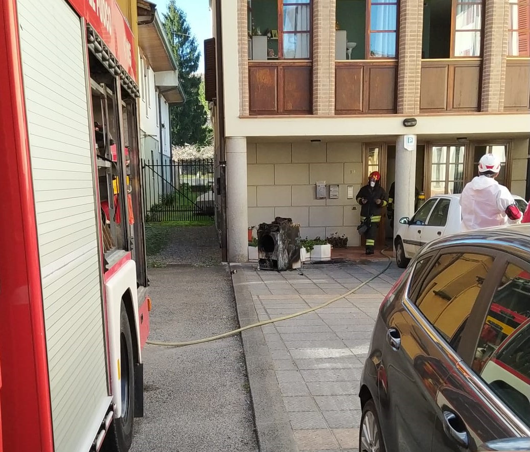 In fiamme un’asciugatrice: paura in una palazzina del centro