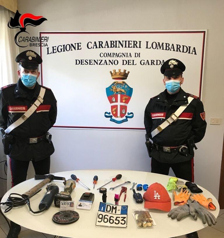 Flessibili, documenti falsi e monetine dei parchimetri: arrestato truffatore a Sirmione